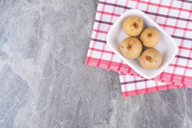 Masa örtüsüyle birlikte beyaz kasede meyve turşusu. Yüksek kalite fotoğraf