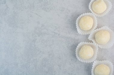 Beyaz arka planda yuvarlak taze kurabiyeler. Yüksek kalite fotoğraf