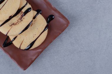 Kahverengi tabakta bir yığın taze kurabiye. Yüksek kalite fotoğraf