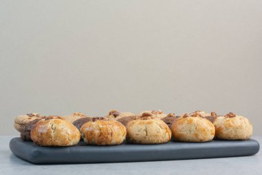 Siyah tabakta yuvarlak taze lezzetli kurabiyeler. Yüksek kalite fotoğraf