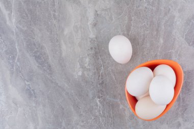 Turuncu bir tabakta bir sürü taze beyaz tavuk yumurtası. Yüksek kalite fotoğraf