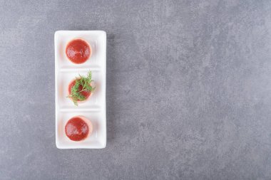 Beyaz tabakta ketçaplı dilimlenmiş sosisler. Yüksek kalite fotoğraf