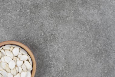 Seramik kasede kuru kabak çekirdeği. Yüksek kalite fotoğraf