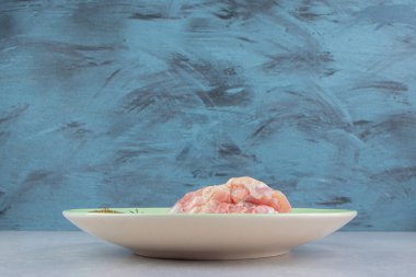 Dilimlenmiş domates, et ve turp tabakta, mermer zemin üzerinde. Yüksek kalite fotoğraf