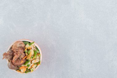 Bir kase kızarmış tavuk budu ve sebze salatası. Yüksek kalite fotoğraf