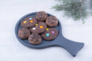 Kara tahtada iki çeşit çikolatalı kurabiye. Yüksek kalite fotoğraf