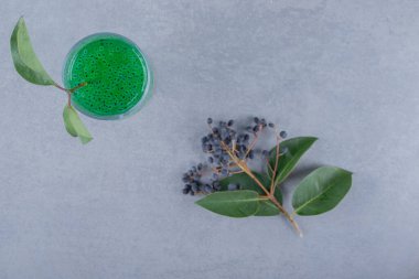 Gri arka planda yeşil yapraklı taze elma suyu manzarası. Yüksek kalite fotoğraf