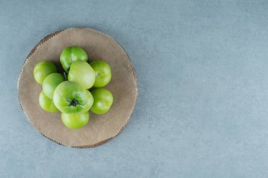 Tahta parçasında bir avuç yeşil domates. Yüksek kalite fotoğraf
