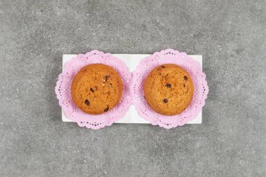 Beyaz çay tabağında çikolata parçalı kurabiyeler. Yüksek kalite fotoğraf