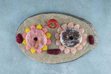 Çam kozalaklı ve jöleli iki çörek. Yüksek kalite fotoğraf