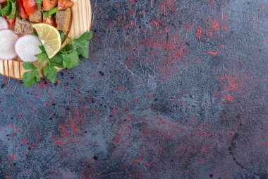 Sağlıklı sebze karışımı, koyu renkli arka planda, ahşap bir tabakta servis edilir. Yüksek kalite fotoğraf