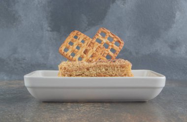 Krakerler bir dilim keki ahşap arka planda bir tabakta süslüyorlar. Yüksek kalite fotoğraf