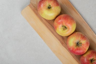 Tahtada kırmızı elmalar var. Yüksek kalite fotoğraf