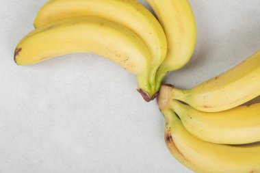 Gri arka planda bir sürü sarı muz. Yüksek kalite fotoğraf