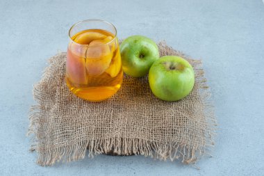 Elma suyu ve çuval bezinde taze elma. Yüksek kalite fotoğraf
