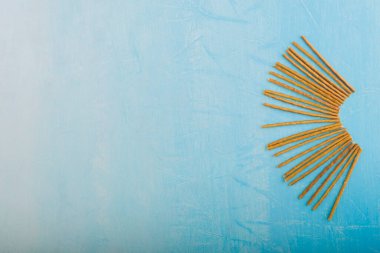 Mavi masaya izole edilmiş kraker çubukları. Yüksek kalite fotoğraf