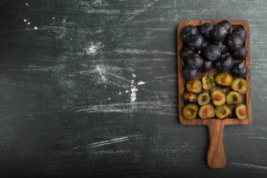 Tahtadaki ham mavi eriklerin üst görünümü, boşluk arkaplanını kopyala