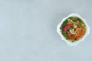 Yeşiller ve beyaz tabakta biberli lezzetli bir çorba. Yüksek kalite fotoğraf