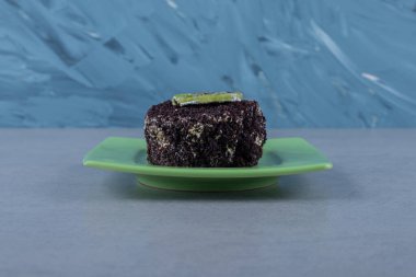 Yeşil tabakta mini ev yapımı kek. Yüksek kalite fotoğraf