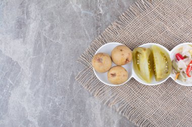 Çuval bezinde ev yapımı sebze turşusu. Yüksek kalite fotoğraf