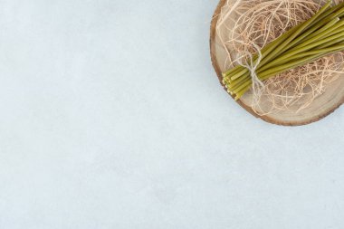 Ağaç parçasına yeşil fasulye turşusu. Yüksek kalite fotoğraf