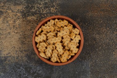 Seramik kasede lezzetli krakerler. Yüksek kalite fotoğraf