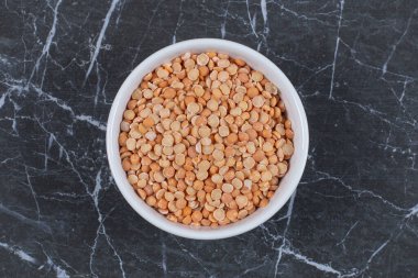 Kuru bezelye dolu seramik beyaz kase. Yüksek kalite fotoğraf