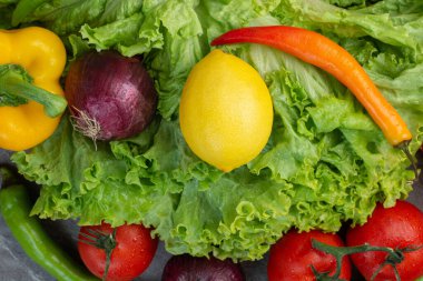 Mermer arka planda bir sürü taze sebze var. Yüksek kalite fotoğraf