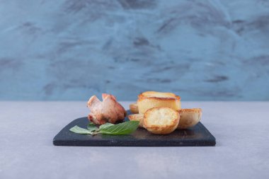 Kara tahtada kızarmış patates ve sosis. Yüksek kalite fotoğraf