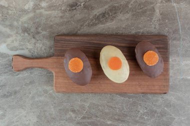 Tahta tahtada marmelatlı üç pasta. Yüksek kalite fotoğraf