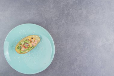 Mermer arka planda bir tabak taze salata. Yüksek kalite fotoğraf