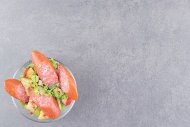 Bir kase sosisli salata, mermer arka planda. Yüksek kalite fotoğraf