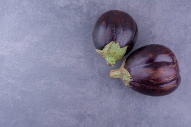Mor patlıcanlar mavi arka planda izole edilmiş. Yüksek kalite fotoğraf