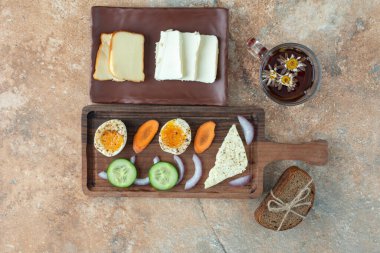 Peynirli ve ekmekli nefis papatya çayı. Yüksek kalite fotoğraf