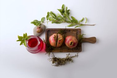 Tahtada kırmızı nar ve sos var. Yüksek kalite fotoğraf