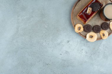 Kek, kahve ve bisküviler tahta tabakta. Yüksek kalite fotoğraf