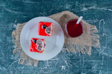 Arka planda meyve suyu ve bir kase kek var. Yüksek kalite fotoğraf