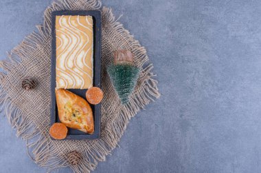 Jöleli kek ve çuval bezinde kozalak. Yüksek kalite fotoğraf