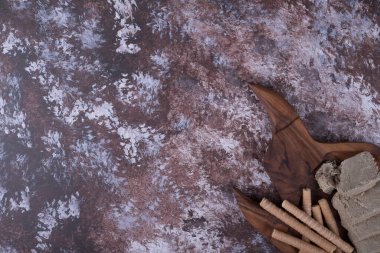 Kafkas yarım dilimlenmiş ve ahşap bir tabakta waffle çubuklarıyla servis edilmiş. Yüksek kalite fotoğraf