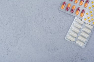 Mermer yüzeyde üç farklı paket uyuşturucu. Yüksek kalite fotoğraf