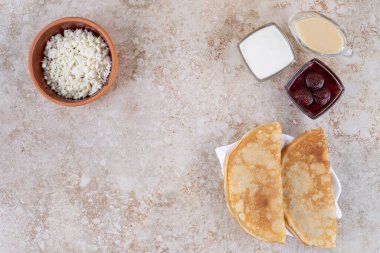 Süzme peynirli krep ve çilek reçeli. Yüksek kalite fotoğraf