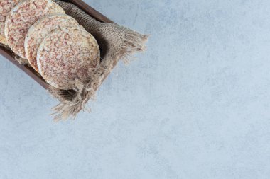 Havlunun üzerinde, mermer arka planda tam tahıllı cips var. Yüksek kalite fotoğraf