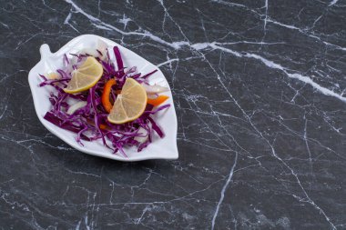 Beyaz tabakta taze organik sebze salatası. Yüksek kalite fotoğraf