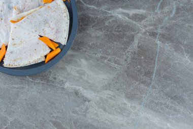 Lavaş ve kabak, mermer arka planda, tavada dilimlenmiş. Yüksek kalite fotoğraf