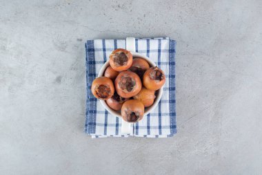 Masa örtüsünde taze hurma olan beyaz bir tencere. Yüksek kalite fotoğraf