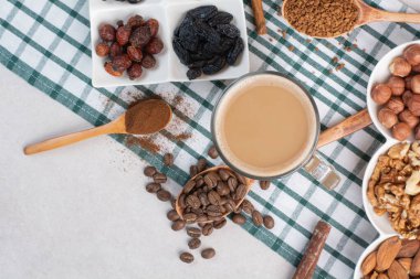 Masa örtüsünde aromalı kahve olan çeşitli fındıklar. Yüksek kalite fotoğraf