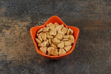 Turuncu kasede kalp şeklinde tuzlu krakerler. Yüksek kalite fotoğraf