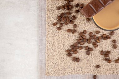 Çikolatalı kahve ve çuval bezelyeli kahve. Yüksek kalite fotoğraf