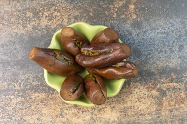 Yeşil tabakta biraz tuzlu taze patlıcan. Yüksek kalite fotoğraf