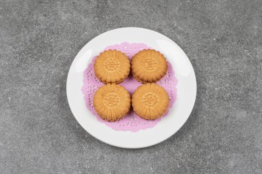 Beyaz tabakta leziz yuvarlak bisküviler. Yüksek kalite fotoğraf